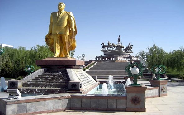 Golden_Statue_of_Saparmurat_Niyazov_(5730563311)
